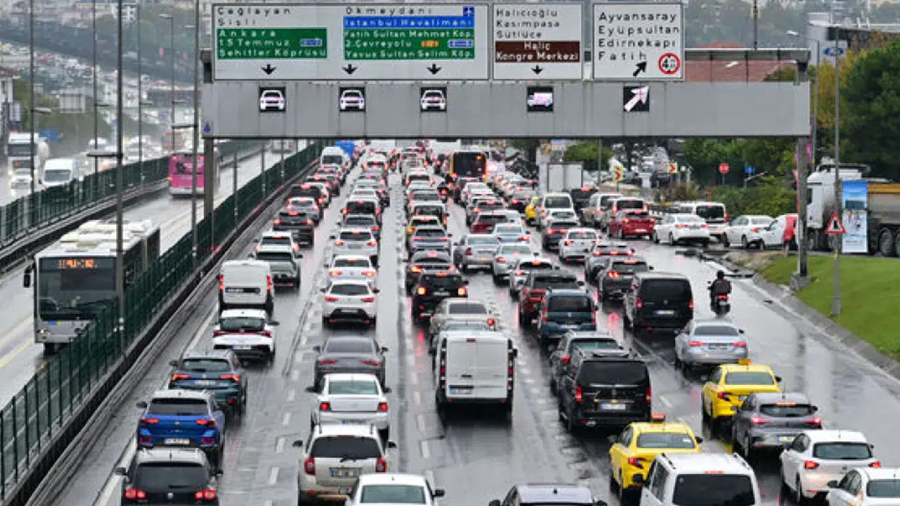 İstanbul'da yağmur ve yoğunluk birleşti: Megakentte ulaşım çileye dönüştü
