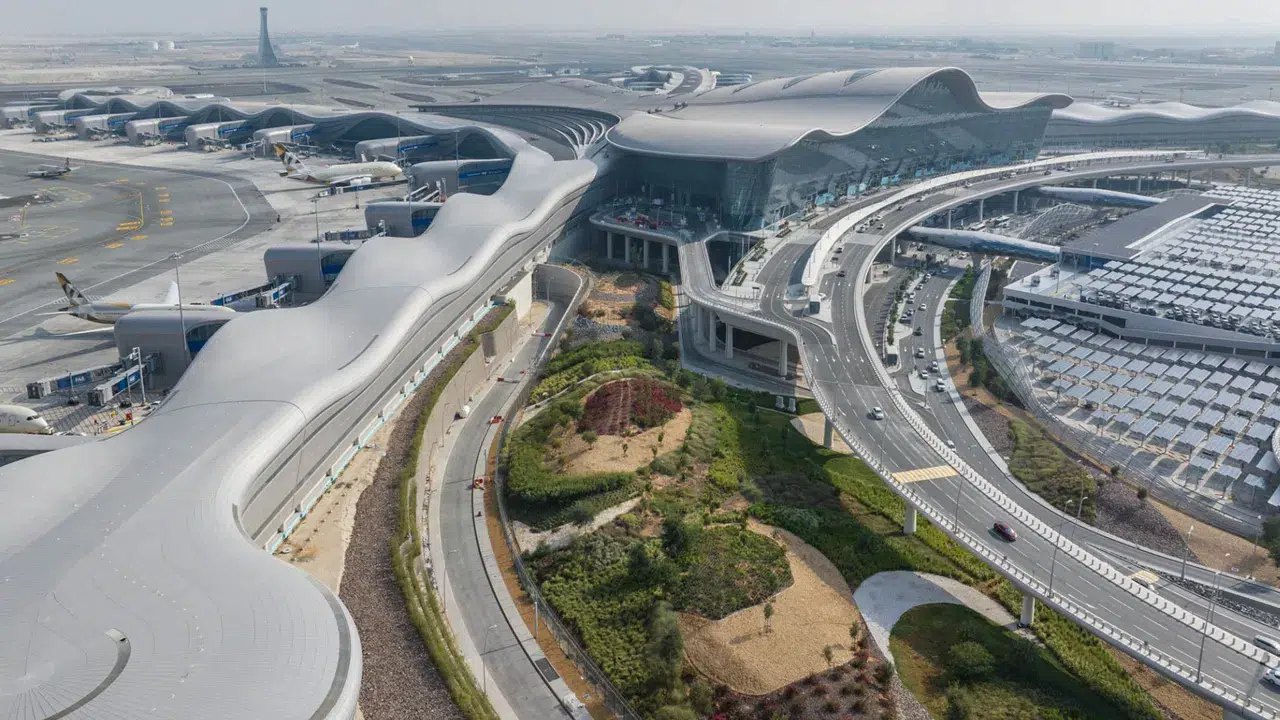 Hava sahası kısıtlamalarının ardından Abu Dabi'den ilk etapta 8 uçak havalandı