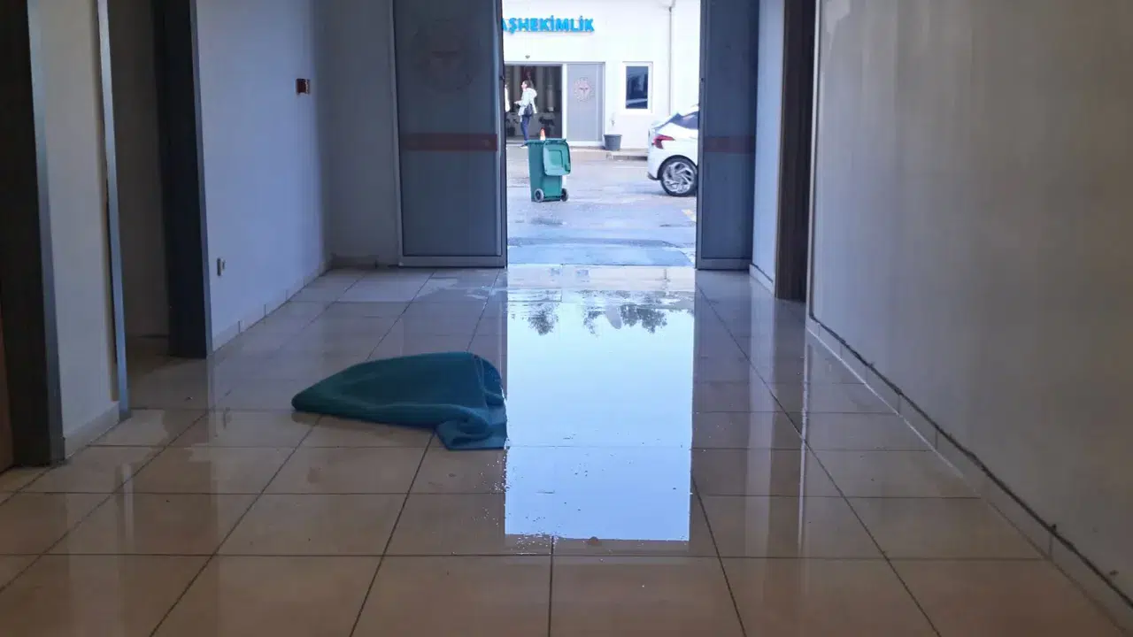 Hatay'da sağanak felaketi: Defne Devlet Hastanesi'ni su bastı