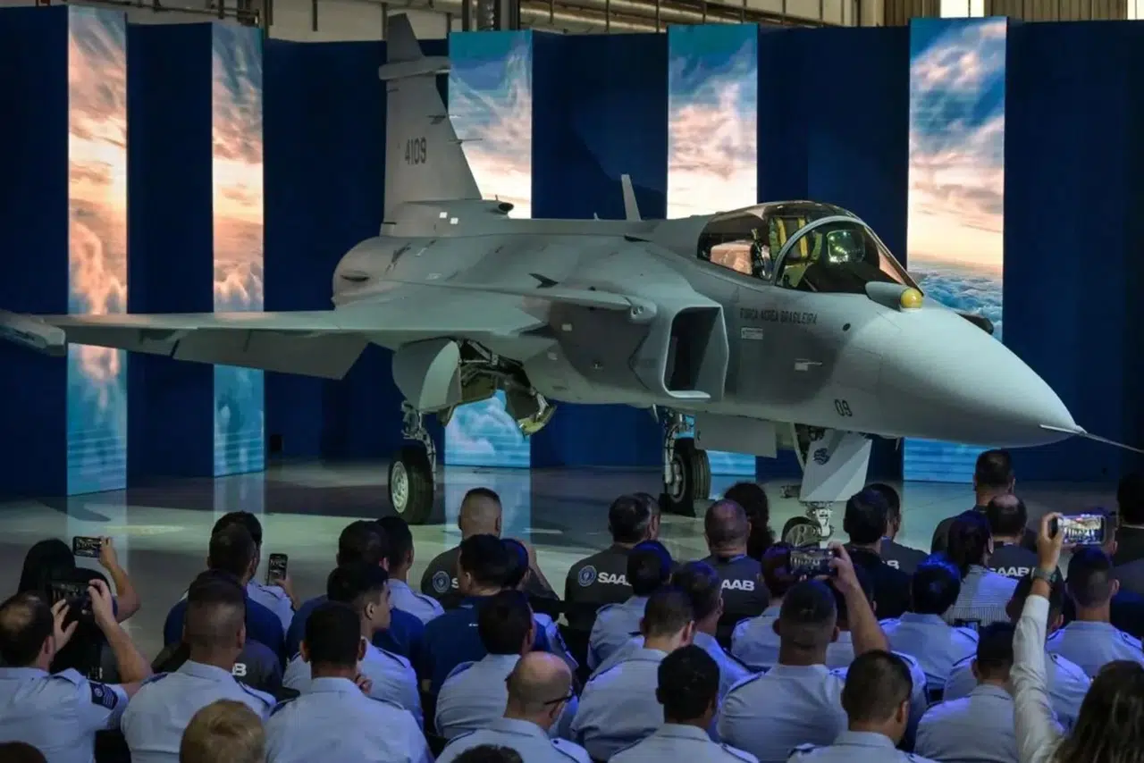 Brezilya'da üretilen ilk süpersonik savaş uçağı F-39E Gripen tanıtıldı