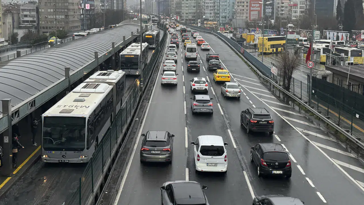 Bayram sonrası İstanbul'da trafik alarmı: Yoğunluk yüzde 76'ya ulaştı