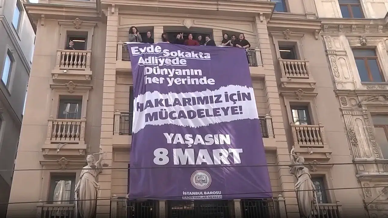 Kadın avukatlar, İstanbul Barosu binasına 'Yaşasın 8 Mart' pankartı astı!