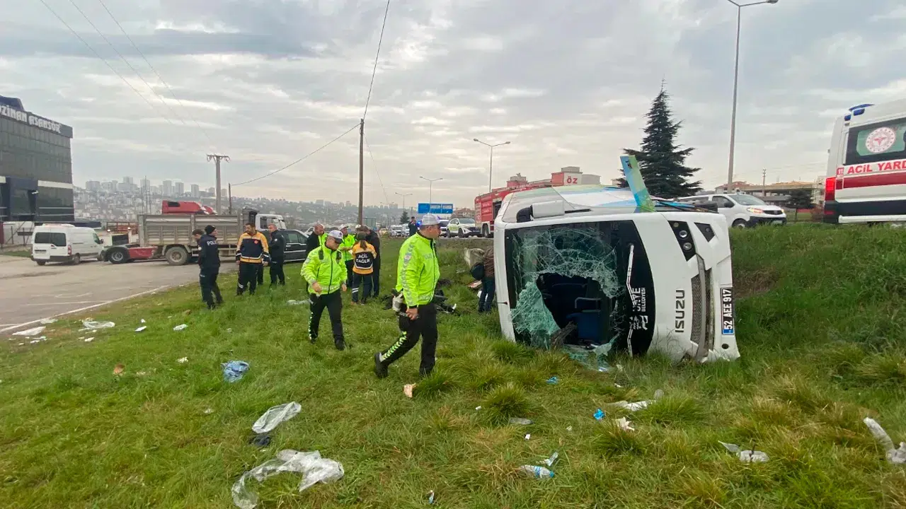 Samsun'da yolcu otobüsü devrildi: 9'u öğrenci 11 yaralı