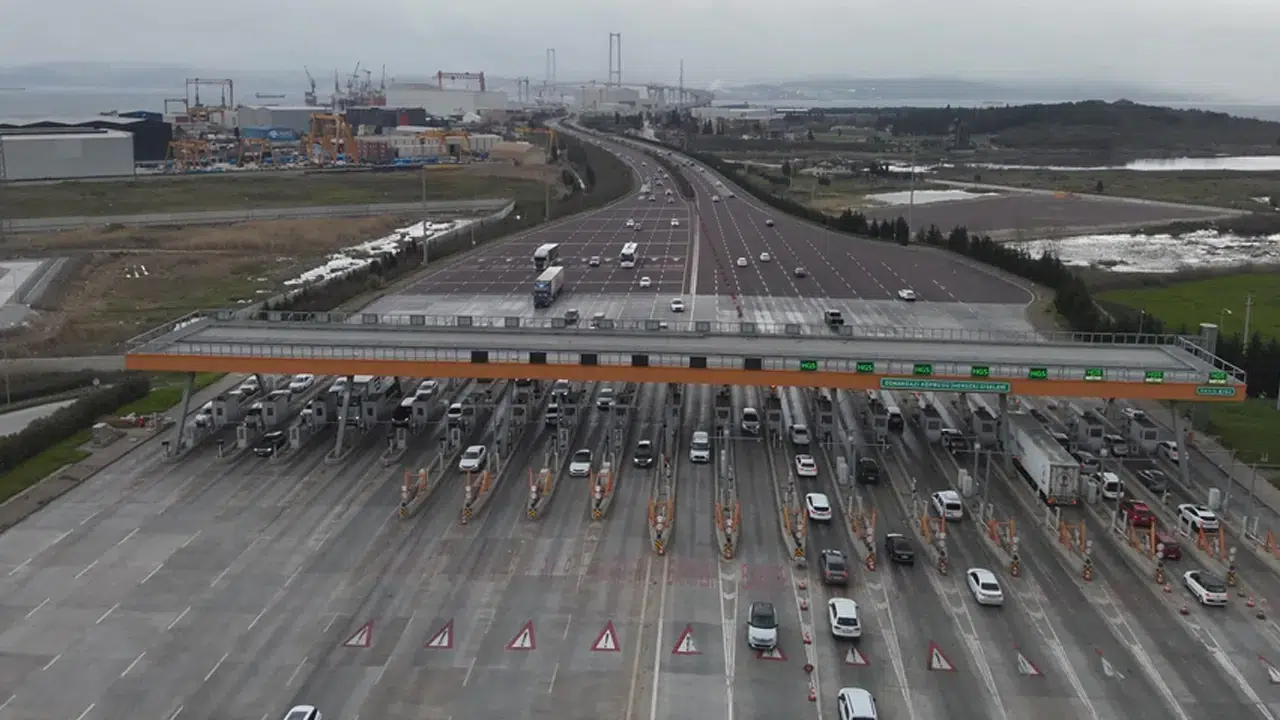 Bayramda otoyol ve köprülerden 12,3 milyon araç geçti