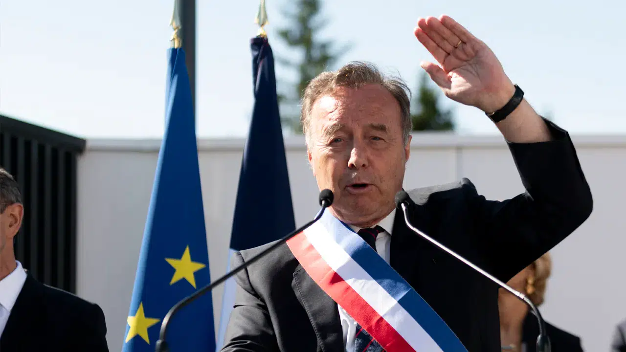 Fransa'da aşırı sağcı başkanlardan sembolik başkaldırı: AB bayrakları iniyor