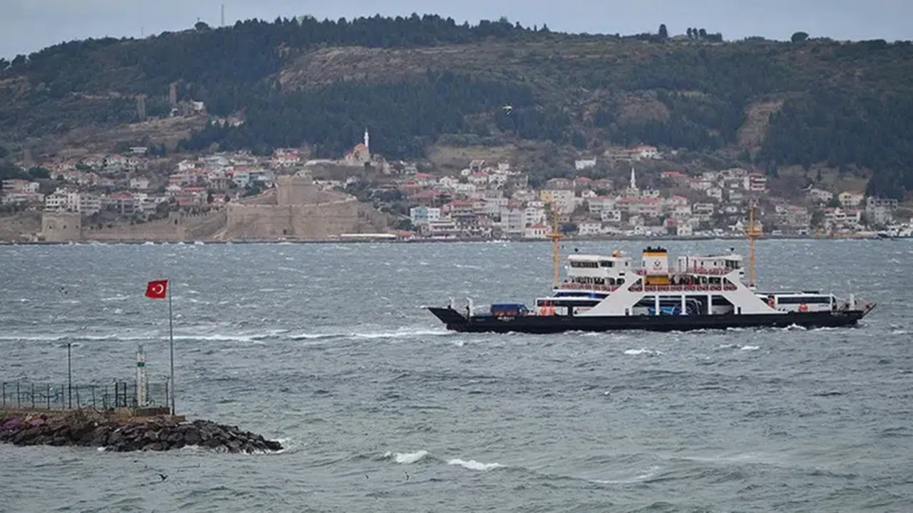 Çanakkale’de feribot seferlerine fırtına engeli