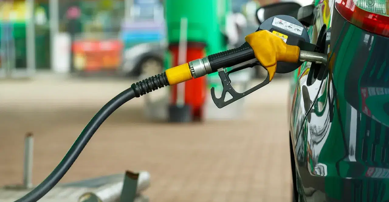 Benzin ve motorine zam geldi