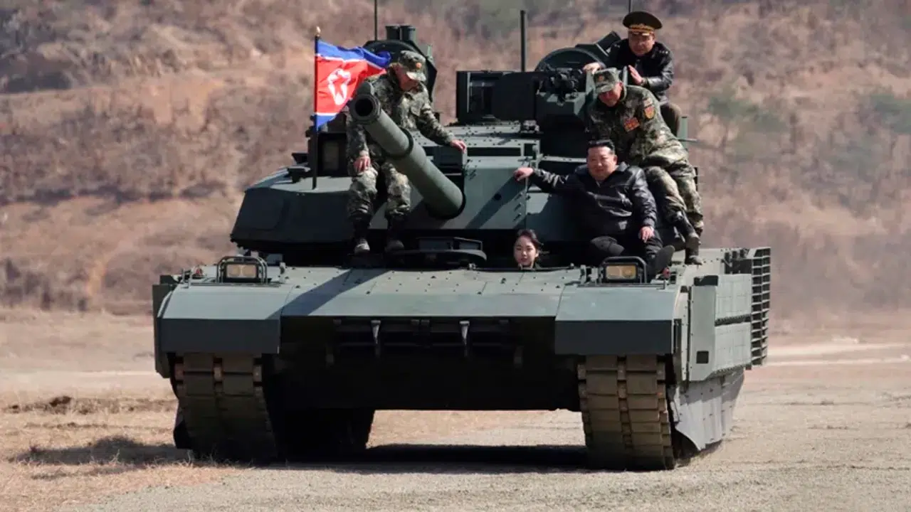 Kim Jong Un'un 13 yaşındaki kızı Ju Ae tank koltuğunda