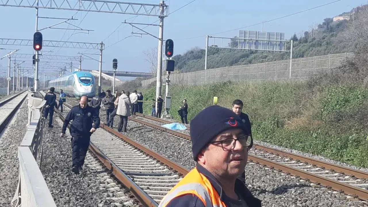 Kocaeli’de raylara giren şahıs yüksek hızlı trenin altında kaldı