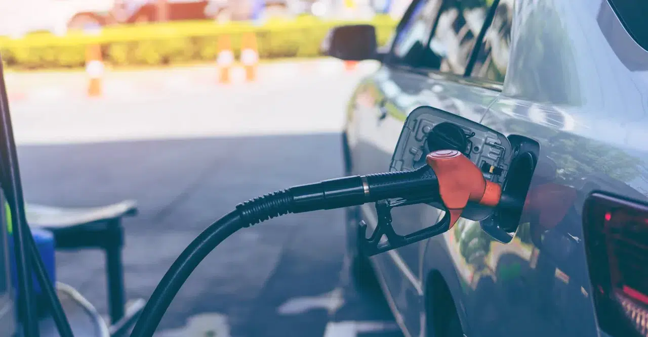 Benzinin litre fiyatına 80 kuruş zam yapıldı