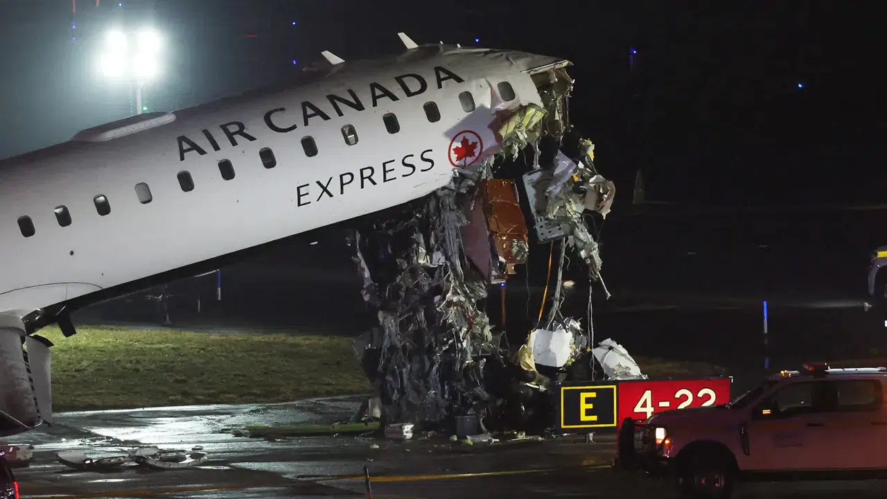 New York LaGuardia Havalimanı’nda uçak kazası: Yolcu uçağı itfaiye aracına çarptı