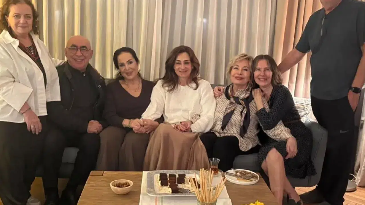 Türkan Şoray ve Şener Şen’den nostaljik buluşma: İkinci Bahar ekibi, Nilgün Öneş’in evinde eski günleri yad etti