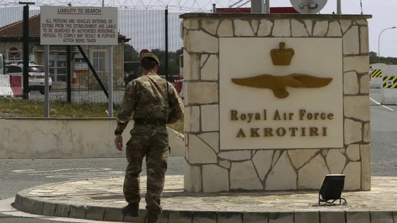 Güney Kıbrıs'tan İngiltere'ye rest: Üslerin kullanımı diplomasiyi gerdi