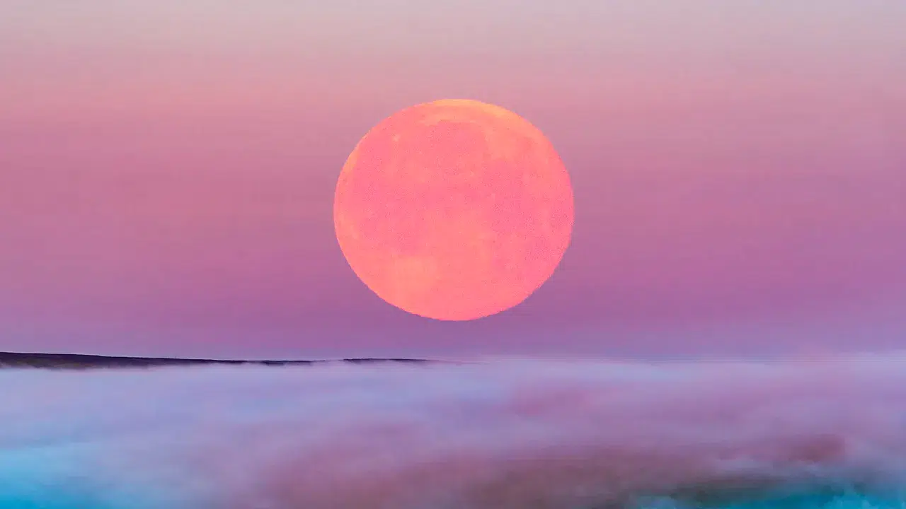 Nisan ayında gökyüzü şöleni: Pembe dolunay Türkiye'den izlenebilecek mi?