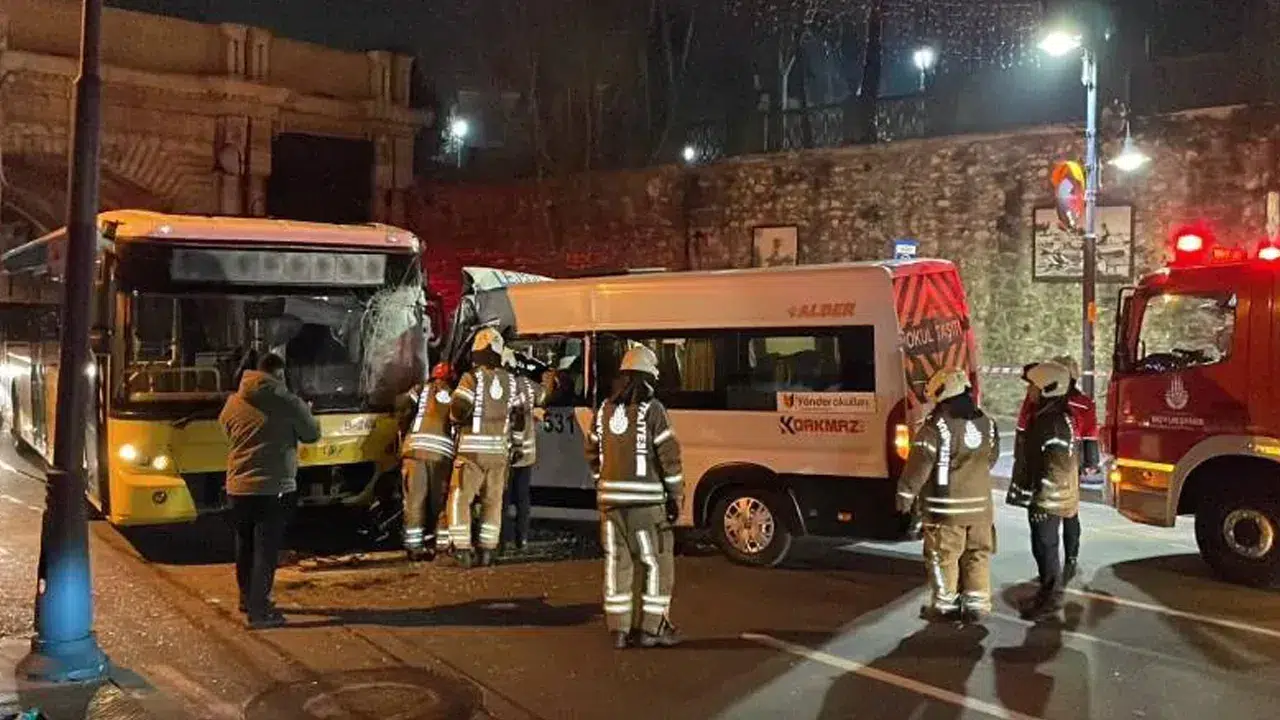 Beşiktaş'ta İETT otobüsü ile servis minibüsü kafa kafaya çarpıştı