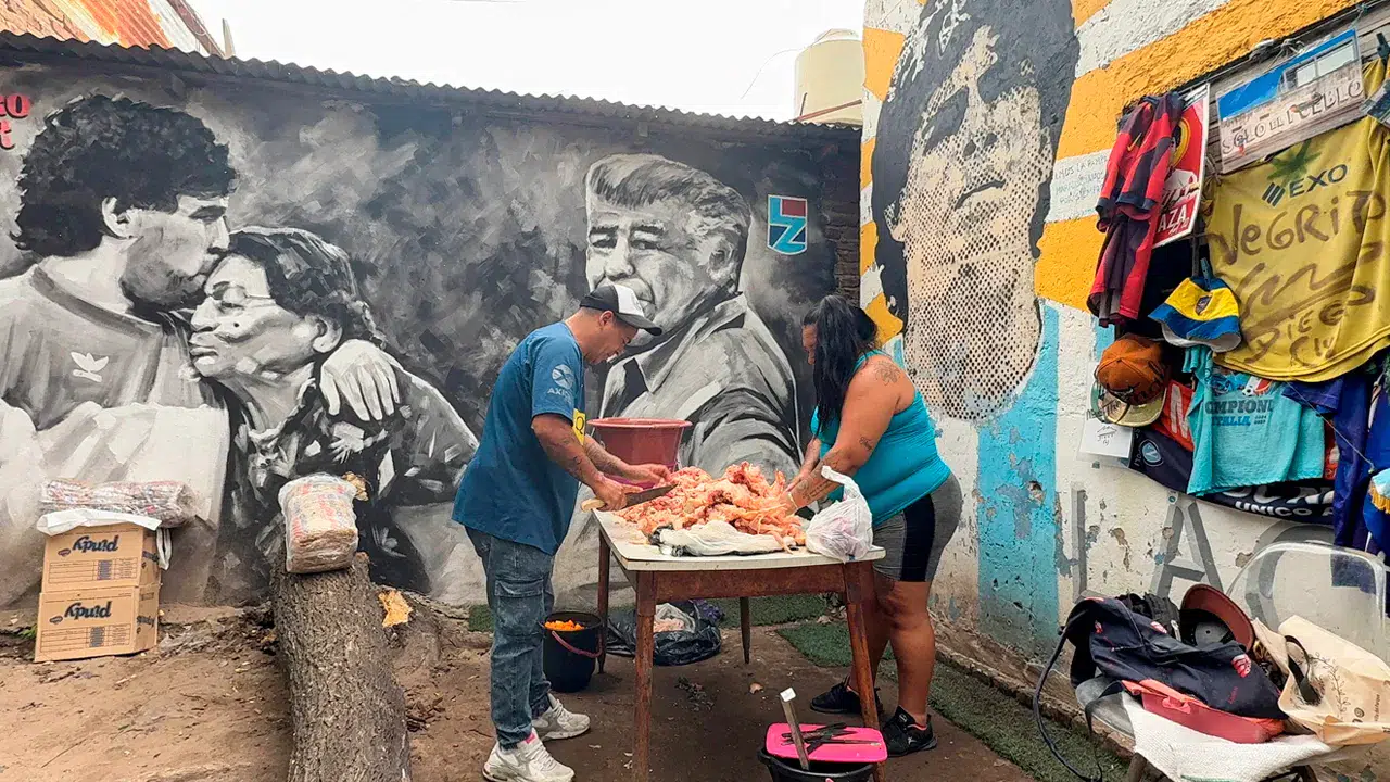 Arjantinli efsane futbolcu Maradona'nın evi aşevine dönüştürüldü, yoksullara umut oldu