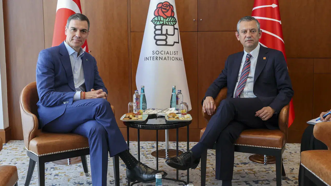 Özgür Özel’den İspanya Başbakanı Sanchez’e destek mesajı