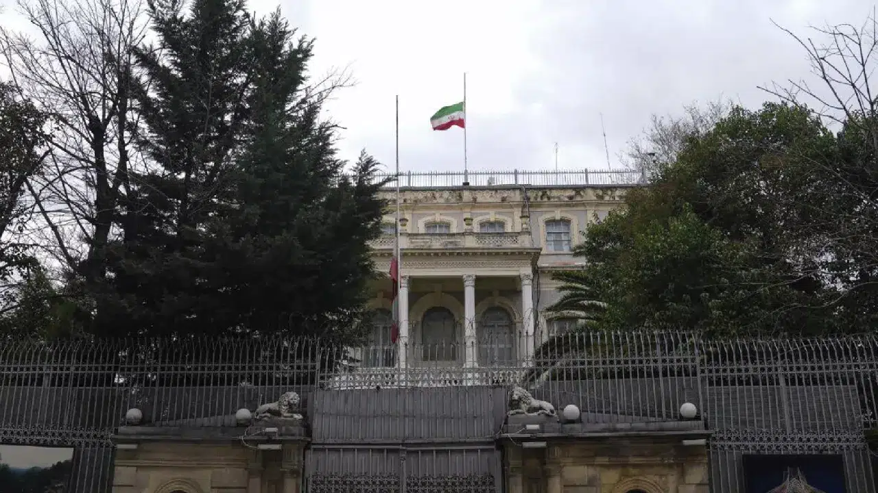İran lideri Hamaney’in ölümü sonrası İstanbul’daki Başkonsoloslukta bayraklar yarıya indirildi
