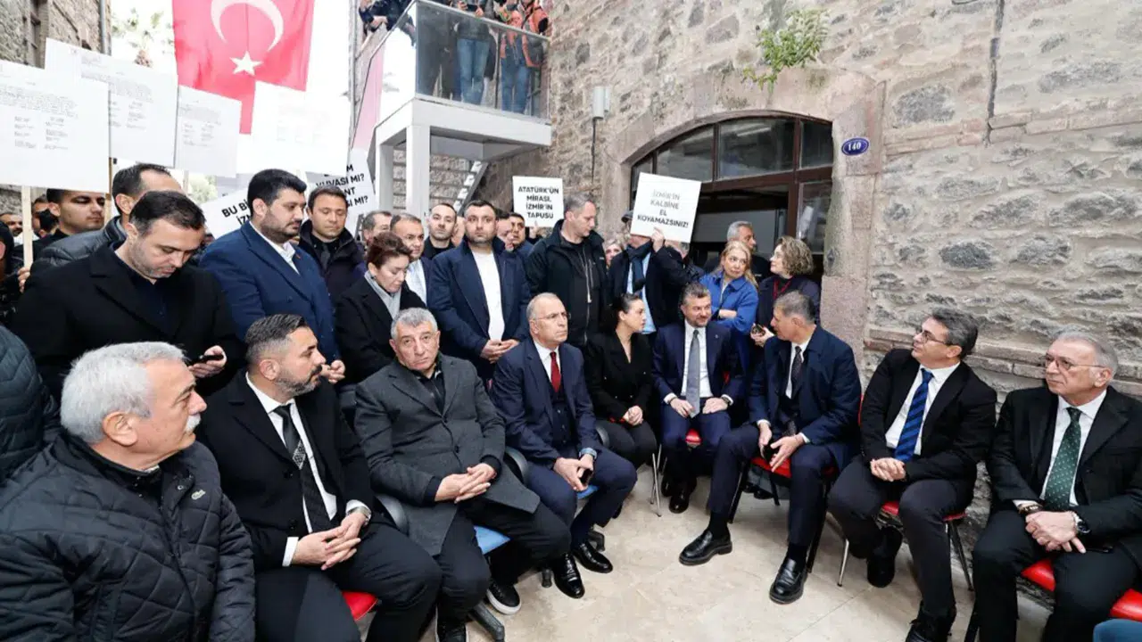 İzmir, Meslek Fabrikası için nöbette