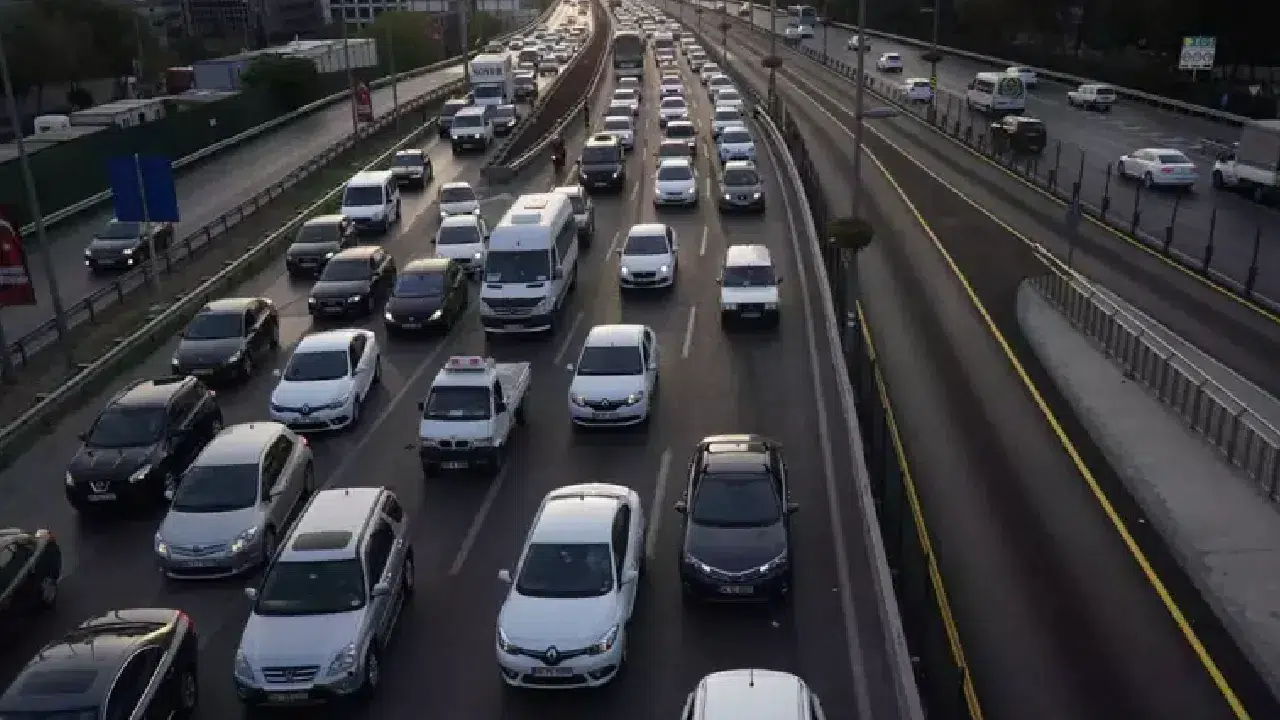 Bayram dönüş trafiği başladı: Yollarda yoğunluk artıyor