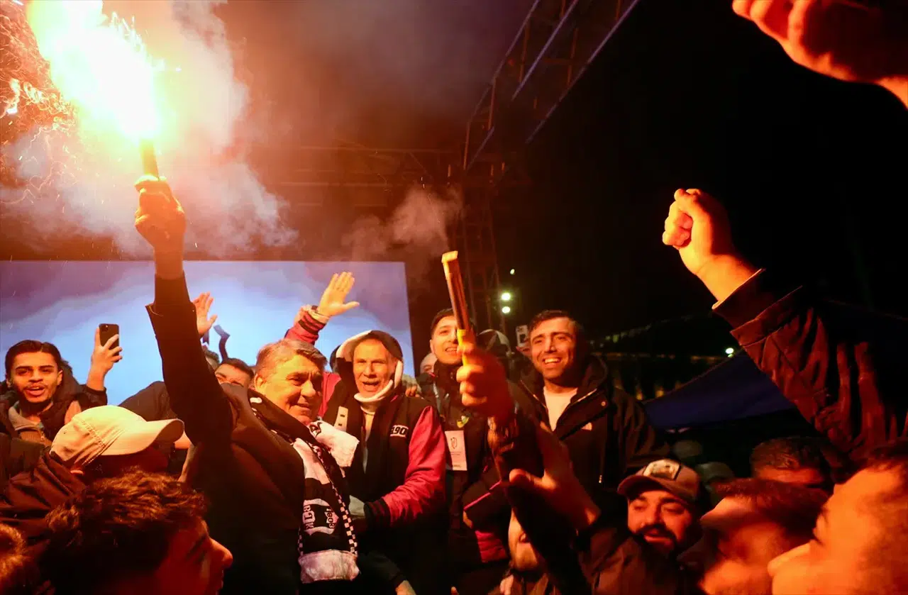 Beşiktaş’ın 123. yılı Barbaros Meydanı’nda kutlandı: Başkan Adalı camiaya birlik mesajı verdi