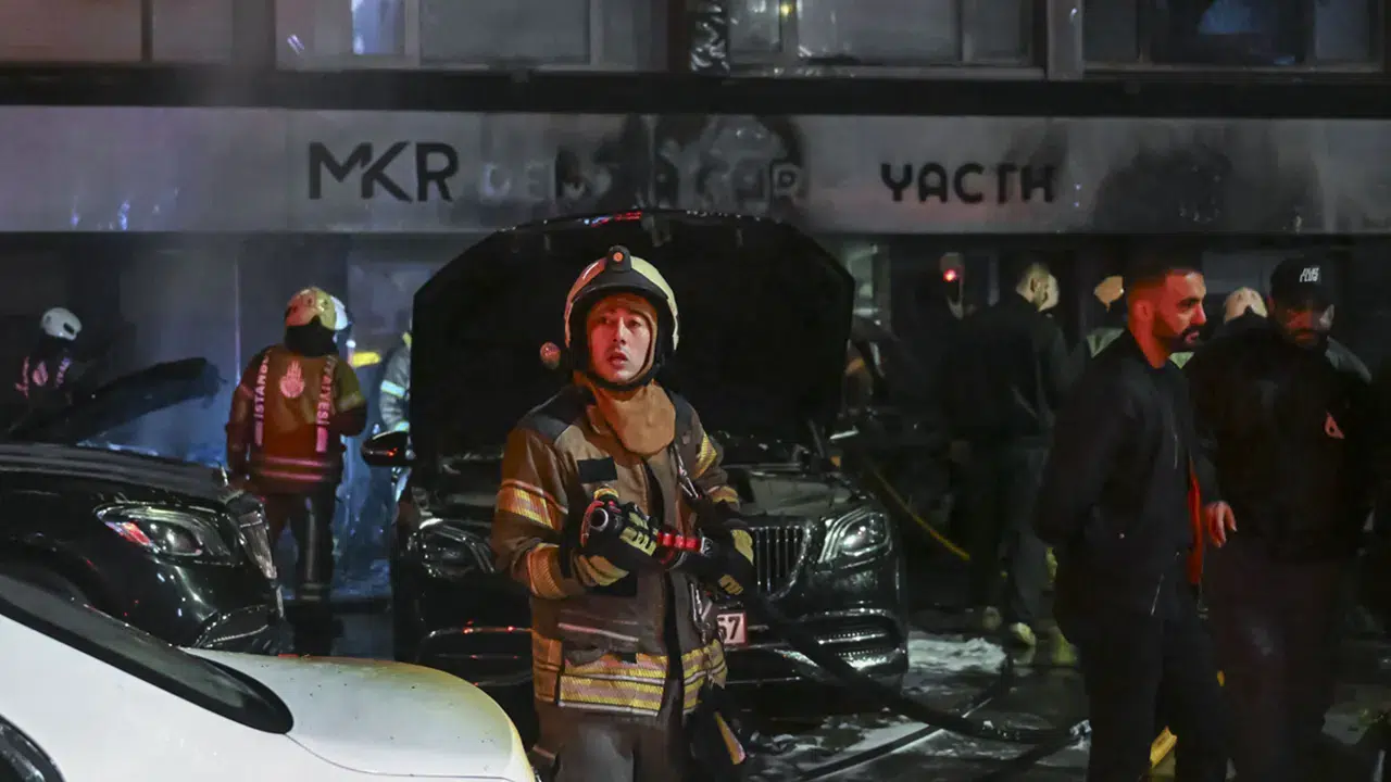 Beşiktaş'ta lüks araç kiralama şirketinde yangın: 15 otomobil küle döndü