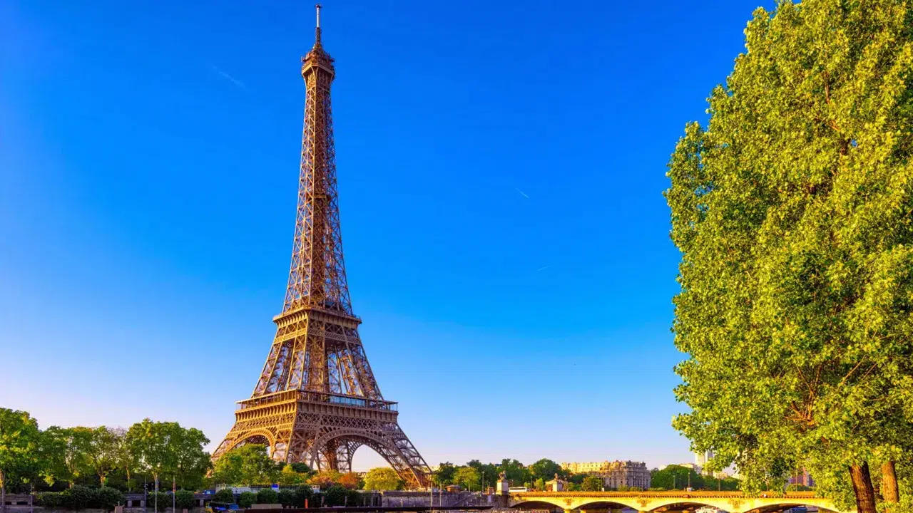 Eyfel Kulesi’nin tarihi merdiveni açık artırmaya çıkıyor