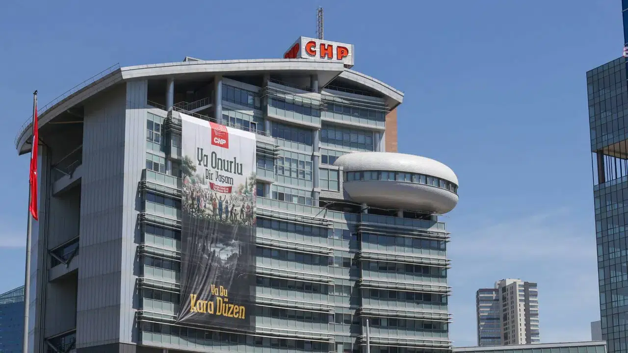 CHP Genel Merkezi’ne 1 Mayıs afişi asıldı: “Ya onurlu bir yaşam ya bu kara düzen”