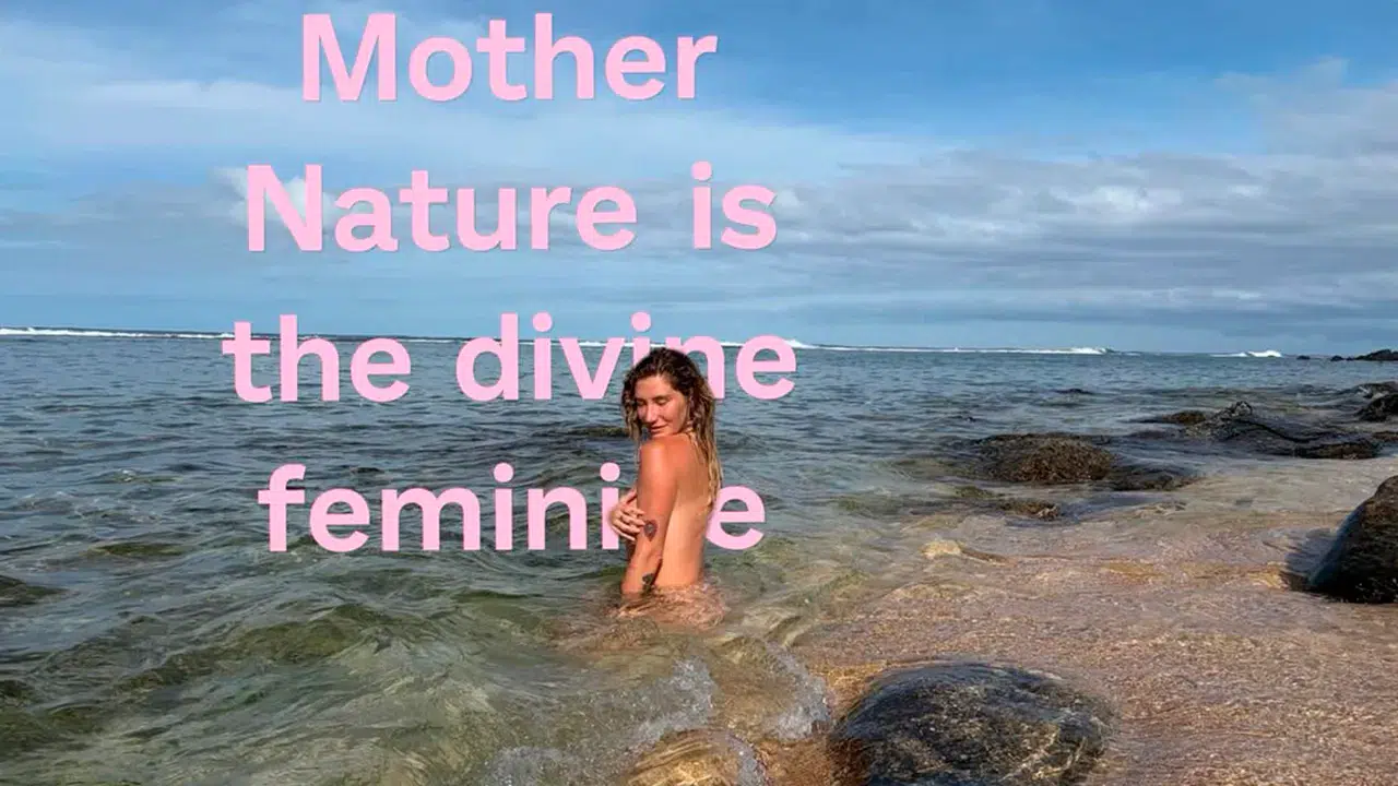 Ünlü şarkıcı Kesha doğaya döndü: Deniz kenarında çıplak pozlar