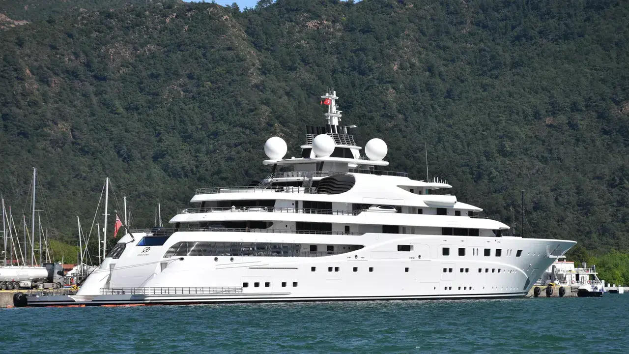 Marmaris’e dev yat yanaştı: A+ gemisinin yakıt faturası dudak uçuklattı