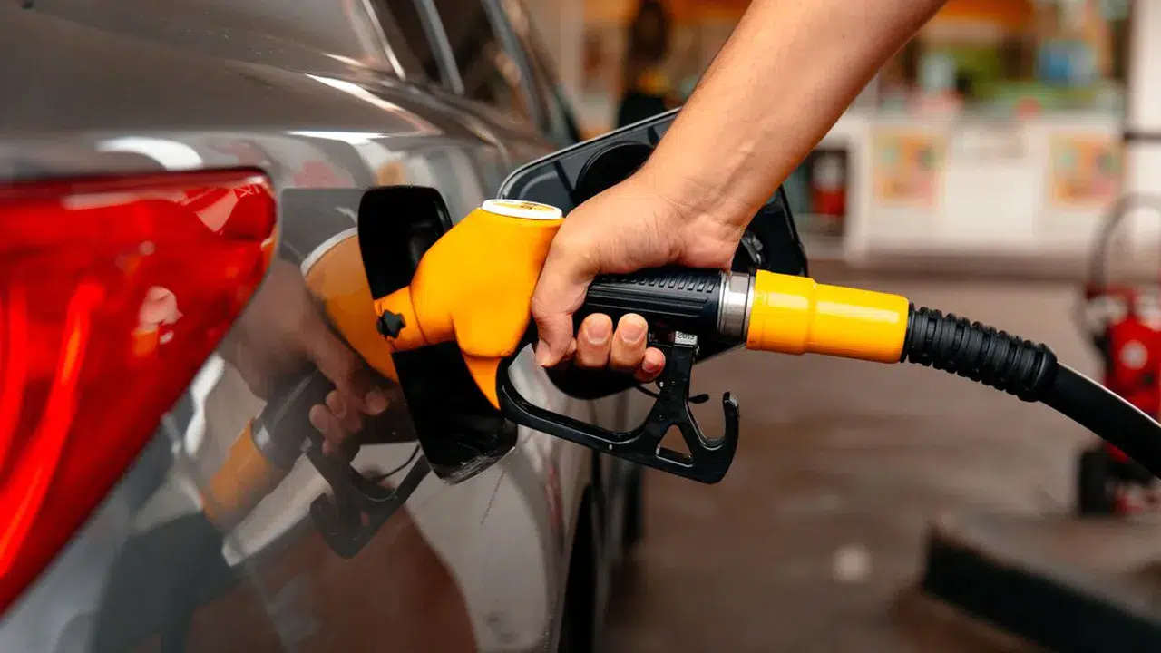 Motorine 2 lira 28 kuruş, benzine 95 kuruş zam geldi