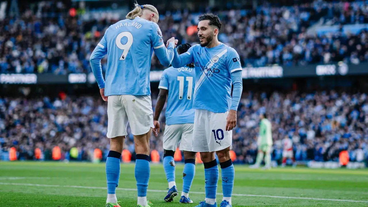 Premier Lig'de Manchester City lider Arsenal'i devirdi