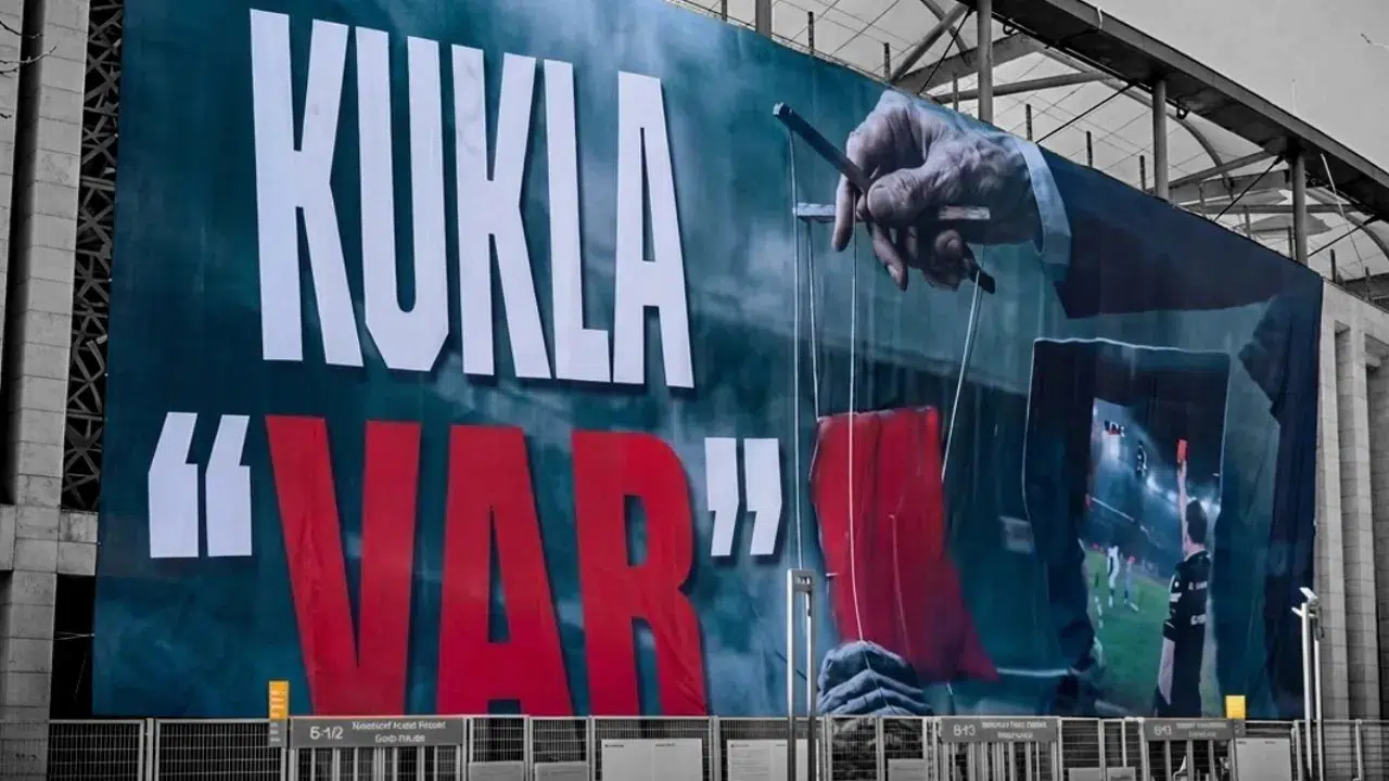 Beşiktaş’tan derbi sonrası sert protesto: Tüpraş Stadı’na “Kukla VAR” pankartı