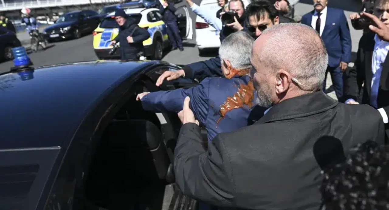 Berlin’de Rıza Pehlevi’ye boyalı saldırı düzenlendi