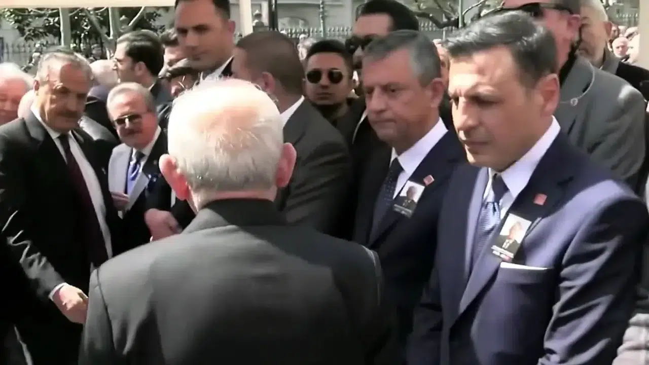 Cindoruk’un cenazesinde dikkat çeken an: Kılıçdaroğlu ve Özel tokalaşmadı