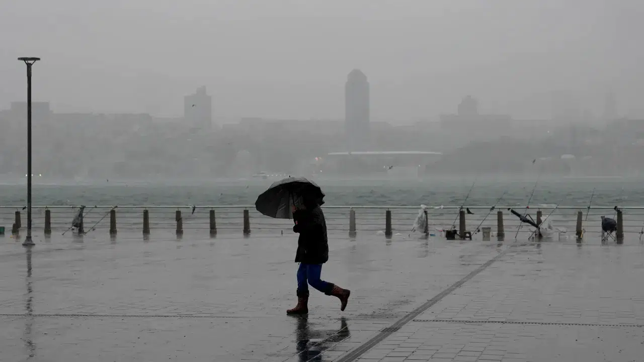 AKOM’dan İstanbul için sağanak uyarısı: Saat verildi, sıcaklıklar düşüyor