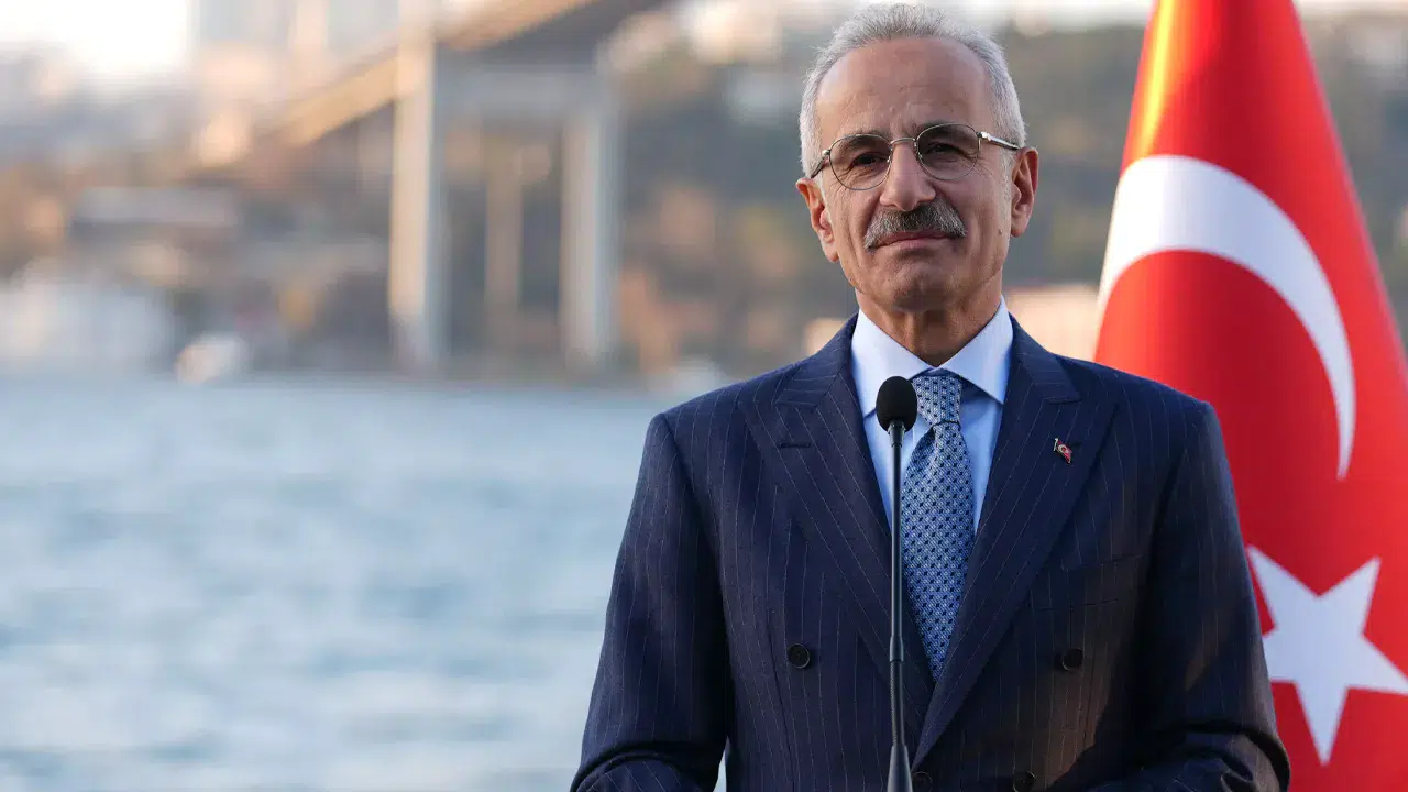 Ulaştırma Bakanı Uraloğlu: "Hürmüz'den 8 gemimizi çıkarmak için çalışıyoruz"