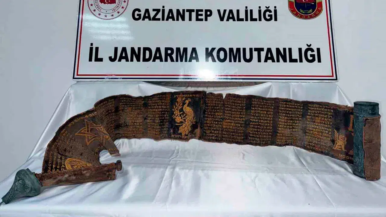 Tarihi eser kaçakçılarına darbe: İbranice yazılı piton derisi ele geçirildi