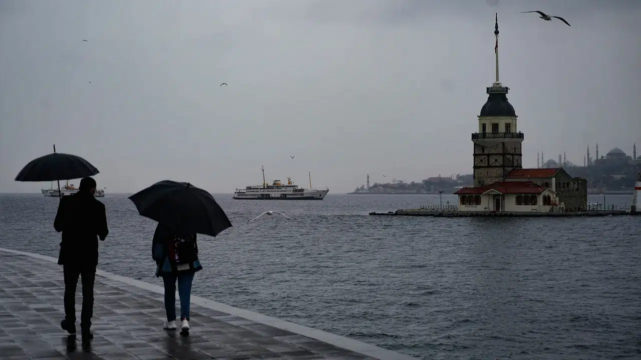 İstanbul’a soğuk ve yağışlı hava geliyor: Sıcaklıklar 7 derece birden düşecek