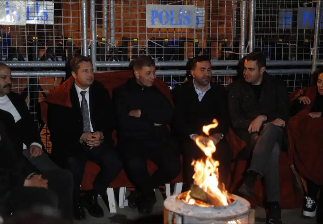 İzmir, vazgeçmiyor; Ata mirası nöbetinin üçüncü gününde miting