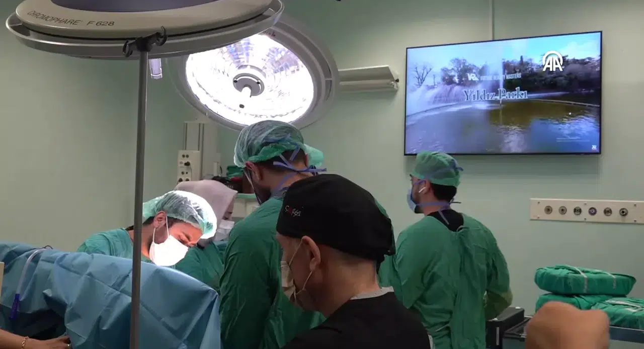 Göğüs ağrısıyla hastaneye gitti: Milyonda 7 görülen tümörden 6 saatte kurtuldu