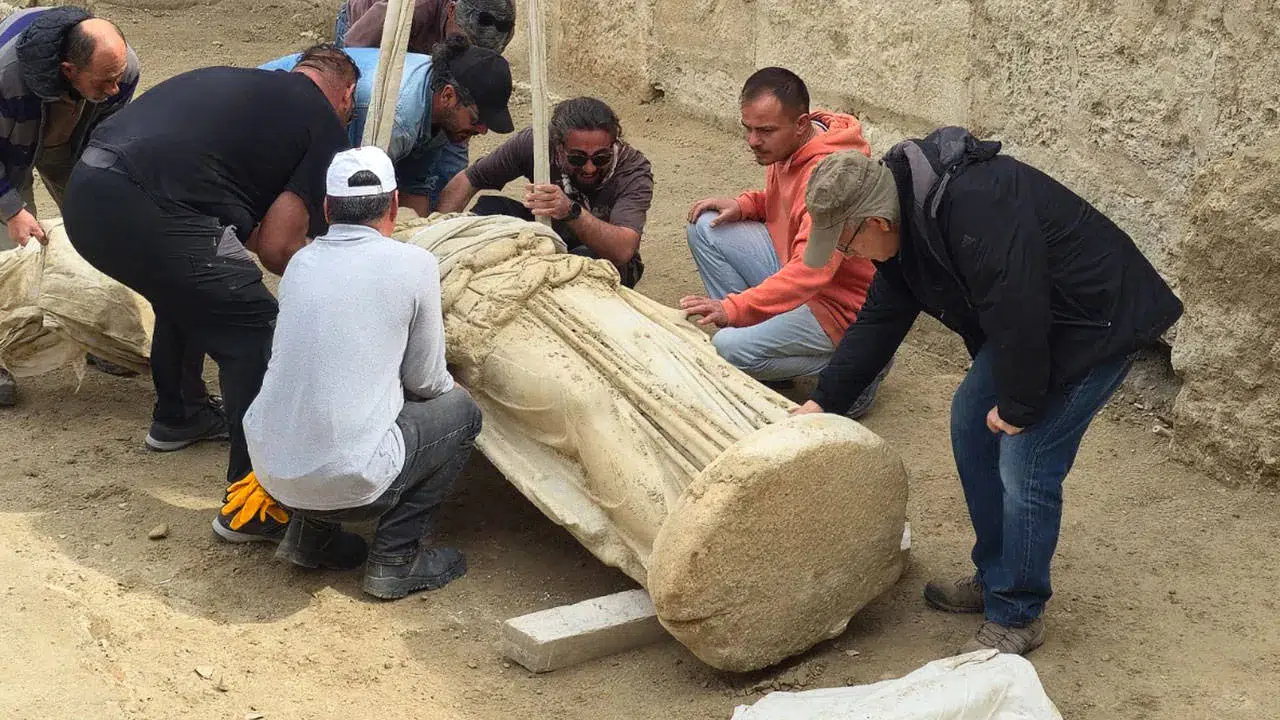 Laodikeia’da 2 metrelik Athena heykeli bulundu