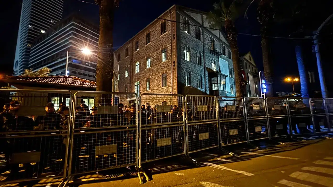 İzmir'deki Meslek Fabrikası’nda polis ablukası
