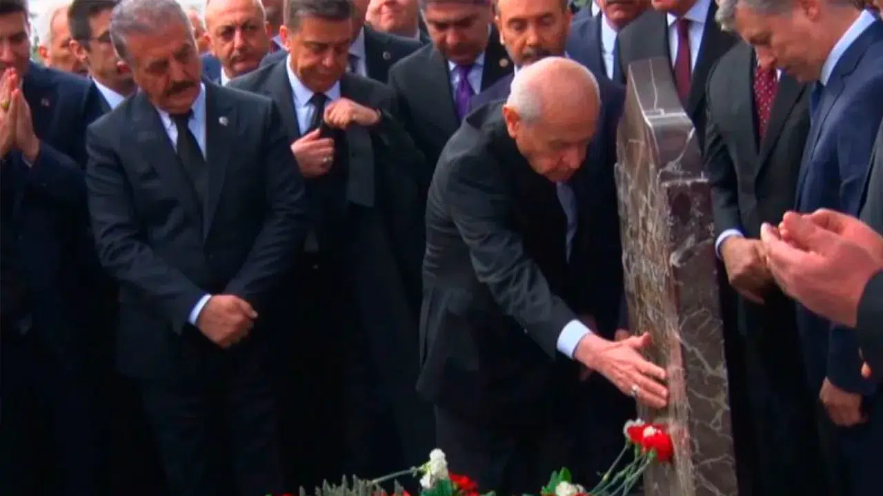 Bahçeli'den vefatının 29. yılında Alparslan Türkeş'in kabrine ziyaret