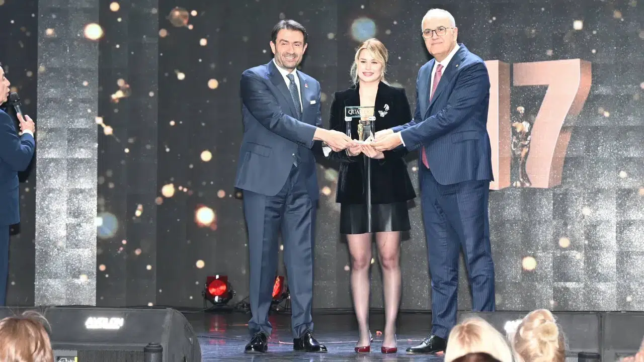 Milli para yüzücü Defne Kurt’a “Yılın Sporcusu” ödülü