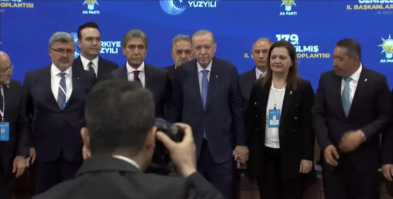 Cumhurbaşkanı Erdoğan, Burcu Köksal’a AK Parti rozetini taktı