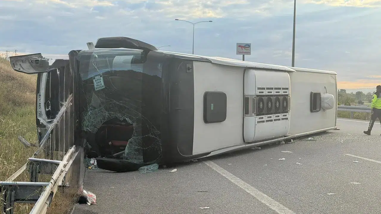 İstanbul-İzmir Otoyolu’nda yolcu otobüsü devrildi: 25 kişi yaralandı