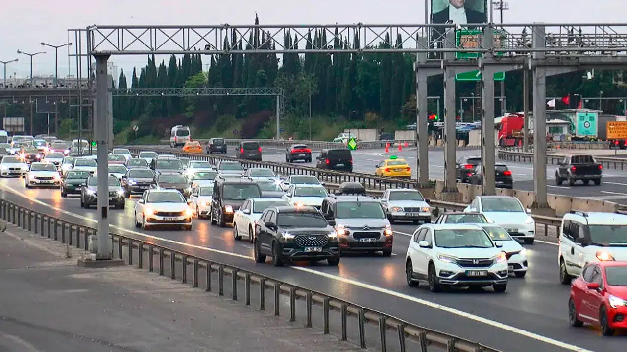 Kurban Bayramı tatili öncesi İstanbul trafiği kilitlendi: Ekiplerden sürücülere kritik uyarı