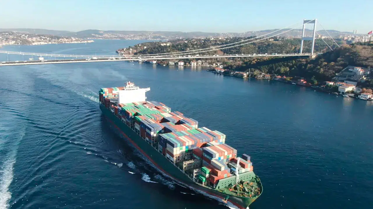 Dev yarış için İstanbul Boğazı transit geçişlere kapatıldı