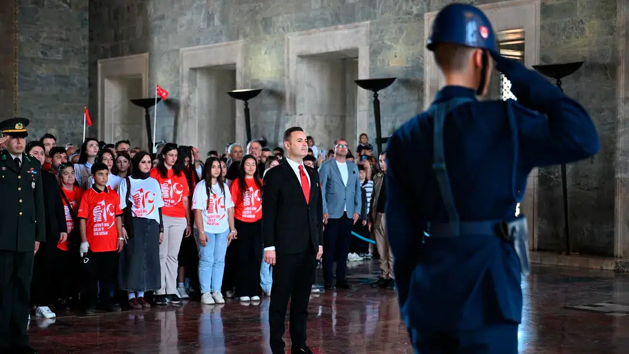 Balıkesir Büyükşehir Belediye Başkanı Ahmet Akın, 1071 gençle Ata'sını ziyaret etti